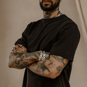 เสื้อยืดคอตตอนหนาน้ำหนักมากทรงหลวมไหล่ตกแบบยูนิเซ็กซ์สั่งทำขายส่ง สีดำวินเทจทรงโอเวอร์ไซส์ ล้างสีแบบแอซิดวอชสำหรับผู้ชาย - Product Image 6