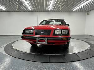 Ford Mustang GLX Coupé Rojo de 1983 Usado, Manual, Gasolina, Volante a la Izquierda, 4 Asientos, Faros Halógenos, Neumáticos R15 - Product Image 2