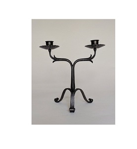 Centro de mesa de candelabro de metal adornado perfecto para una elegante mesa de vestíbulo de hotel o un estilo de iluminación interior clásico vintage - Product Image 6