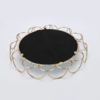 Plateau miroir rond en verre avec cadre en laiton luxueux, dernière création des fabricants, pour la décoration de la maison et de mariage