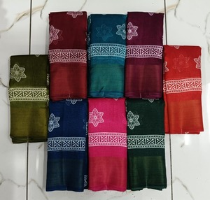 Vente en gros de 10 saris en coton mélangé Handloom avec bordures florales et géométriques imprimées en blocs traditionnels - Product Image 5
