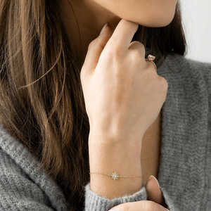 Anillo de Compromiso de Plata 925 con Moissanita Corte Princesa Color D y Detalles Laterales, Joyería de Boda Elegante y Lujosa - Product Image 4