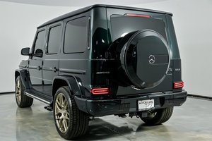 (W&T) Mercedes-Benz Clase G AMG G 63 Híbrido E-Twin Turbo AWD 2026, SUV Negro con Llantas Doradas y Diseño Agresivo del Parachoques Delantero - Product Image 4