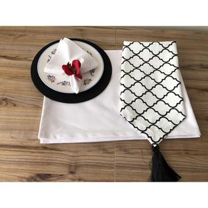 SET di presentazione da tavolo sfondo bianco modello marocchino nero