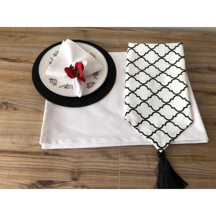 TABLE PRESENTATION SET WHITE BACKGROUND BLACK MOROCCAN PATTERN