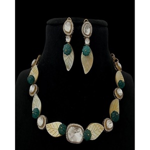 Ensemble collier et boucles d'oreilles en or plaqué laiton radiant avec motif floral en feuille et moissanite, cadeau tendance pour femme pour fiançailles, anniversaire ou mariage - Product Image 1