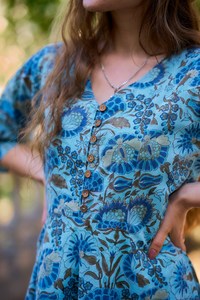 ชุดเดรสเลอาทำมือ สไตล์โบฮีเมียน ความยาวระดับน่อง พิมพ์ลายดอกไม้ด้วยมือ สีน้ำเงิน-น้ำตาล สำหรับใส่ลำลองหรือโอกาสพิเศษ - Product Image 4