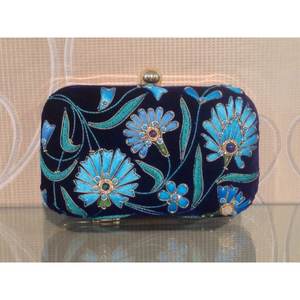 2025กระเป๋าคลัทช์ผ้าแคนวาสแบบมีซิปด้านบนสุดทันสมัยของผู้หญิงผ้า zari ปักกึ่งอัญมณีประดับด้วยลูกปัดไข่มุก - Product Image 1