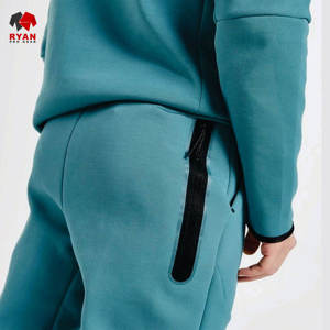 Survêtement sur mesure pour homme avec fermeture éclair, col à capuche et logo personnalisé, design OEM - Product Image 2