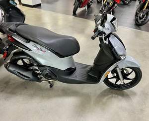 Scooter Moto Piaggio Liberty 150 S 2024 Personnalisable ODM DIY Garantie 5 Ans Disponible à la Vente - Product Image 3