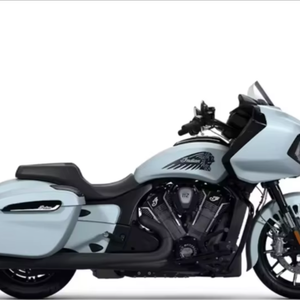 Motocyclette Indian Cruiser Challenger Dark Horse 112 avec système audio PowerBand Frost S à vendre - Product Image 1