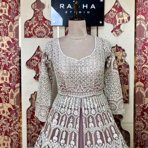 Elegante Lehenga de lavanda occidental de Indo con trabajo de Dori delicado y trabajo manual de diamante brillante perfecto para todas las ocasiones de La India - Product Image 1