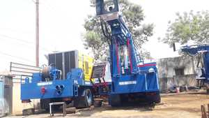 Plataforma de perforación de pozos de agua montada en camión de potencia de 17kW de 450mm de diámetro máximo de 17kW con orificio rotativo - Product Image 4