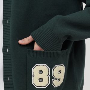 Suéteres de cárdigan con cuello en V de alta calidad de diseño personalizado para mujer Cierre de botón de punto Bordado Logo de la Universidad Griega Casual - Product Image 5