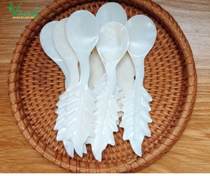 Cuillère à caviar en nacre gravée sur mesure avec manche en feuille, cuillère à caviar, forme personnalisée en coquille naturelle blanche et rose - Product Image 1