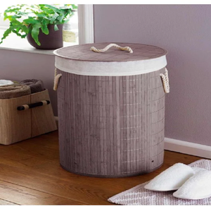 Panier à linge en bambou de couleur taupe avec un design arrondi, un couvercle et des poignées en corde. Disponible aux prix de gros. - Product Image 1