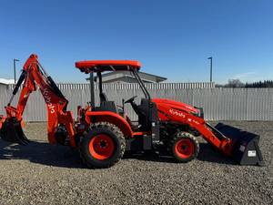 Tractor Kubota de 47 HP 4x4 Rojo de Alta Productividad L47 en Venta, con Cargador Frontal y Brazo Excavador - Product Image 3