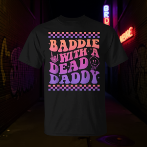 T-shirt promozionale Dead Dad Club Baddie con stampa 'Baddie with a Dead Daddy' - Product Image 3