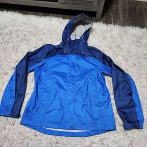 เสื้อแจ็คเก็ตกันลมแบบมีฮู้ดทรงเข้ารูป ผลิตจากผ้าโพลีเอสเตอร์/ไนลอน ระบายอากาศได้ดี แห้งเร็ว เป็นมิตรกับสิ่งแวดล้อม ดีไซน์สำหรับฤดูหนาว เหมาะสำหรับทั้งชายและหญิง - Product Image 4