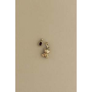 Pendentif ovale vintage fait main en rubis, serti clos, avec breloque religieuse incrustée de cristal, diamant, moissanite et perle numérotée - Product Image 4