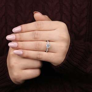 Anillo de Compromiso con Diamante Redondo Cultivado en Laboratorio, Elegante y Sostenible - Product Image 1