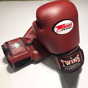 Guantes de boxeo profesionales de cuero liso de Pakistán Venta al por mayor Fábrica MMA Punching Kickboxing Guante hecho de cuero de vaca - Product Image 3