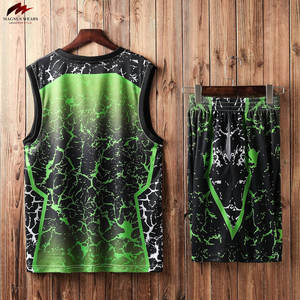 Uniformes de baloncesto de poliéster 100% personalizados nuevo conjunto transpirable de verano con diseño impreso hecho en Pakistán - Product Image 6