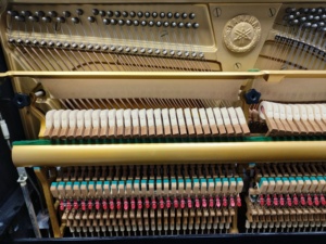 Piano droit Yamaha UX5, 88 touches lestées, clavier en bois massif, style classique, piano acoustique noir à poser au sol - Product Image 2