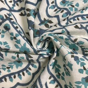 Tela de Algodón Estampada a Mano con Elegante Diseño Floral de Arlequín en Azul Verde Azulado sobre Base Blanca - Product Image 3