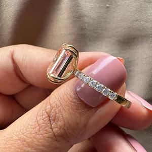 Anillo de Compromiso con Diamante Cultivado en Laboratorio de Color Rosa Esmeralda con Certificación IGI, Anillo de Boda Redondo de Oro de 14k a Bajo Precio - Product Image 4