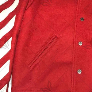 Chaqueta universitaria de lana roja para hombre con mangas a rayas blancas Chaqueta de bombardero universitaria de estilo Letterman con parche de chenilla y dobladillo acanalado - Product Image 4