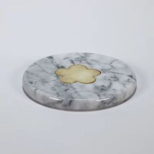 Dessous de verre rond en marbre naturel de luxe fait à la main avec finition dorée Tapis et tampons en laiton élégants - Product Image 3