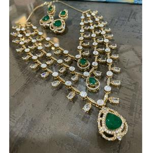 Conjunto de Collar de Tres Capas con Baño de Oro y Diseño de Alta Calidad con Pendientes para Bodas, Colección para Mujer - Product Image 2