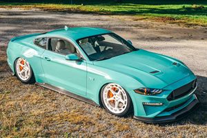 Ford Mustang Premium Coupé 2021 Usado, Sin Reserva, Construido en 2021, Modificaciones Extensivas, 4000 Millas - Product Image 2