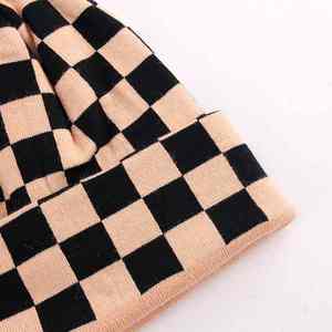 Bonnet d'hiver sportif personnalisé conçu pour les utilisateurs actifs, offrant chaleur, respirabilité et ajustement flexible pour les activités de plein air - Product Image 5