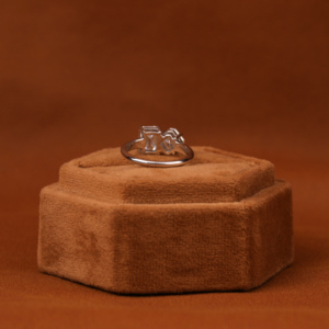 Anillo de Compromiso Moderno para Mujer con Diamante Cultivado en Laboratorio de 4.5 CT, Corte Esmeralda y Ascher, Oro Blanco Sólido de 14KT, Certificado IGI - Product Image 5
