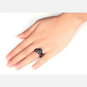 Bague Jeulia en argent sterling noir à coupe ronde avec crâne - Bijou tendance style hip-hop en acier inoxydable pour anniversaire - Product Image 4