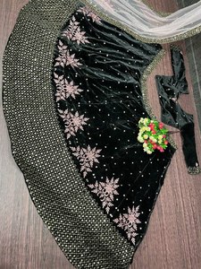 DESIGNER BRIDAL WEAR HEAVY TERCIOPELO BORDADO SEQUUNCE TRABAJO LEHENGAS CON HEAVY DUPATTA - Product Image 4