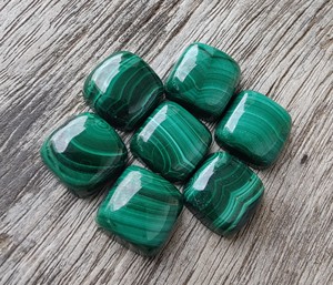 Venta al por mayor AAA + Lavira marca cojín corte natural malaquita piedras preciosas 20mm verde cuadrado Rusia piedras preciosas sueltas - Product Image 1