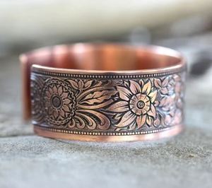 กำไลข้อมือทองแดงแท้ทำมือ ลายดอกไม้ เป็นมิตรกับสิ่งแวดล้อม ดีไซน์ทันสมัย ปรับขนาดและโลโก้ได้ สำหรับผู้หญิง โดยช่างฝีมือ - Product Image 3