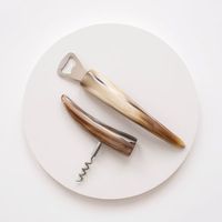Ouvre-bouteille en corne naturelle de style moderne fait à la main pour les fêtes de bar Ouvre-bière en corne de qualité pour la vente en gros en Inde
