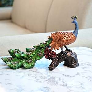 รูปปั้นนกยูงบนลำต้นไม้ ทำจากเรซิ่น งานแฮนด์เมด ลายสัตว์ - Product Image 1