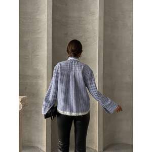 เสื้อเชิ้ตผู้หญิงลายทางผ้าป๊อปลินแบบขายส่ง คอลเลคชั่นเสื้อเชิ้ตและเสื้อเบลาส์สุดหรู - Product Image 4