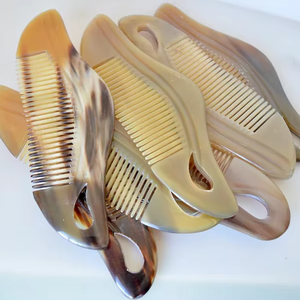 Peine para Peinar el Cabello Ecológico de Cuerno de Búfalo, Hecho a Mano, Natural, Blanco, Profesional, Moderno, con Mango de Madera, Artesanía Saniya, para Uso en Salón - Product Image 1