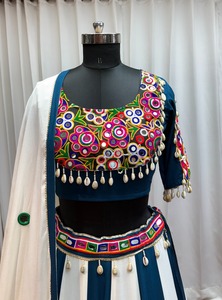 Chaniya Choli de qualité supérieure à boutons droits et imprimé en dentelle pour le festival de Navratri, à porter en coton 100% longueur au sol, Lehenga - Product Image 3