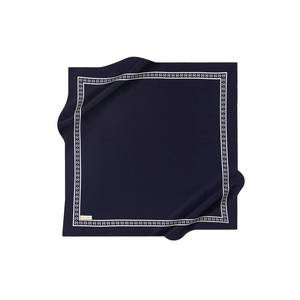 Écharpe carrée en soie 100% bleu marine à imprimé numérique 90x90 cm unisexe multifonctionnelle à motif design pour le printemps et l'été - Product Image 1