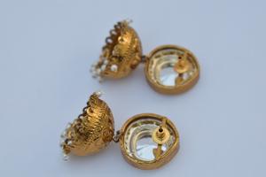 ต่างหู Jhumka สไตล์แฟนซีแบบโบราณทำจากวัสดุทองเหลืองสำหรับผู้หญิงและเด็กผู้หญิง - Product Image 3