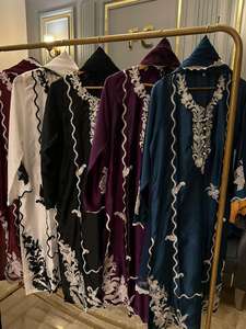 Conjunto Anarkali de 3 Piezas Cosido 2025, Listo para Usar, Camisa de Seda Bordada, Dupatta de Chifón con Encaje y Pantalones - Product Image 5