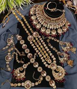 Bijoux de mariée en or de qualité supérieure avec pierre Kundan et combinaison traditionnelle rouge-vert-blanc - Product Image 2