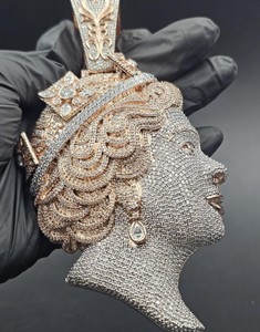 Colgante de lujo con diseño de cara de reina, plata de ley 925, estilo gota de alto brillo, diamante de moissanita VVS, para unisex. - Product Image 1